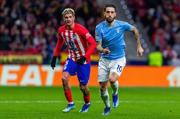 Madrid, İspanya - 13 Aralık 2023: Atletico de Madrid ile Lazio arasında Metropolitan Stadyumu 'nda oynanan Şampiyonlar Ligi maçı. Atletico zaferi. Futbolcular. İtalyan futbolcular.