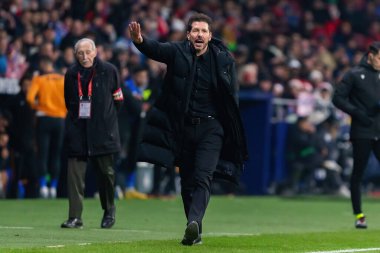 Madrid, İspanya - 19 Kasım 2023: Atletico de Madrid ile Getafe FC arasındaki lig maçı Madrid 'de oynandı. Futbol koçu. Diego Pablo Simeone oyuncularına talimat verir.