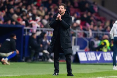 Madrid, İspanya - 19 Kasım 2023: Atletico de Madrid ile Getafe FC arasındaki lig maçı Madrid 'de oynandı. Futbol koçu. Diego Pablo Simeone oyuncularına talimat verir.