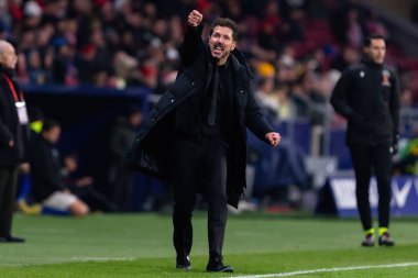 Madrid, İspanya - 19 Kasım 2023: Atletico de Madrid ile Getafe FC arasındaki lig maçı Madrid 'de oynandı. Futbol koçu. Diego Pablo Simeone oyuncularına talimat verir.