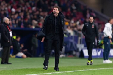 Madrid, İspanya - 19 Kasım 2023: Atletico de Madrid ile Getafe FC arasındaki lig maçı Madrid 'de oynandı. Futbol koçu. Diego Pablo Simeone oyuncularına talimat verir.