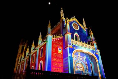 Madrid 'deki Los Jeronimos Kilisesi Noel süsleriyle aydınlatılmış. Eski kilise. Jeronimos faade 'inde Noel süsü. Gece fotoğrafı..