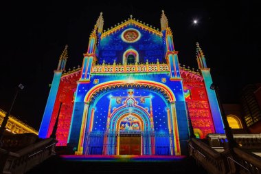 Madrid 'deki Los Jeronimos Kilisesi Noel süsleriyle aydınlatılmış. Eski kilise. Jeronimos faade 'inde Noel süsü. Gece fotoğrafı..