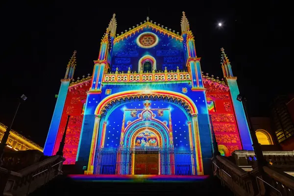 Madrid 'deki Los Jeronimos Kilisesi Noel süsleriyle aydınlatılmış. Eski kilise. Jeronimos faade 'inde Noel süsü. Gece fotoğrafı..