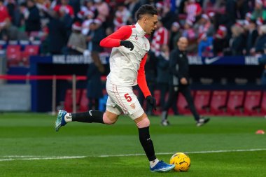 Madrid, İspanya - 23 Aralık 2023: Madrid 'de Atletico de Madrid ile Sevilla FC arasında oynanan lig maçı. Futbolcular. Toplu spor..