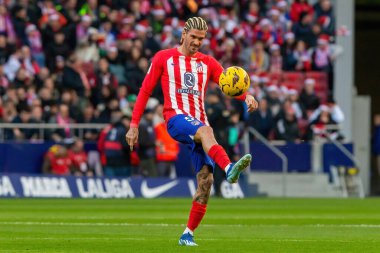 Madrid, İspanya - 23 Aralık 2023: Madrid 'de Atletico de Madrid ile Sevilla FC arasında oynanan lig maçı. Futbolcular. Toplu spor..