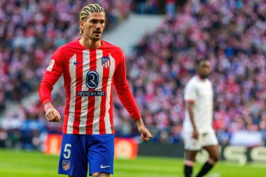 Madrid, İspanya - 23 Aralık 2023: Madrid 'de Atletico de Madrid ile Sevilla FC arasında oynanan lig maçı. Futbolcular. Toplu spor..