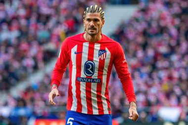 Madrid, İspanya - 23 Aralık 2023: Madrid 'de Atletico de Madrid ile Sevilla FC arasında oynanan lig maçı. Futbolcular. Toplu spor..
