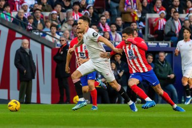 Madrid, İspanya - 23 Aralık 2023: Madrid 'de Atletico de Madrid ile Sevilla FC arasında oynanan lig maçı. Futbolcular. Toplu spor..