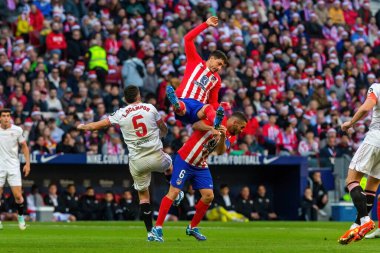 Madrid, İspanya - 23 Aralık 2023: Madrid 'de Atletico de Madrid ile Sevilla FC arasında oynanan lig maçı. Futbolcular. Toplu spor..
