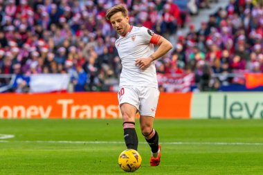 Madrid, İspanya - 23 Aralık 2023: Madrid 'de Atletico de Madrid ile Sevilla FC arasında oynanan lig maçı. Futbolcular. Toplu spor..