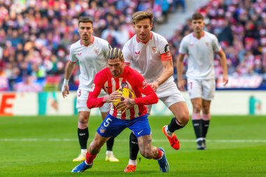 Madrid, İspanya - 23 Aralık 2023: Madrid 'de Atletico de Madrid ile Sevilla FC arasında oynanan lig maçı. Futbolcular. Toplu spor..