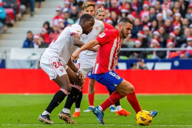 Madrid, İspanya - 23 Aralık 2023: Madrid 'de Atletico de Madrid ile Sevilla FC arasında oynanan lig maçı. Futbolcular. Toplu spor..