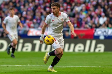 Madrid, İspanya - 23 Aralık 2023: Madrid 'de Atletico de Madrid ile Sevilla FC arasında oynanan lig maçı. Futbolcular. Toplu spor..