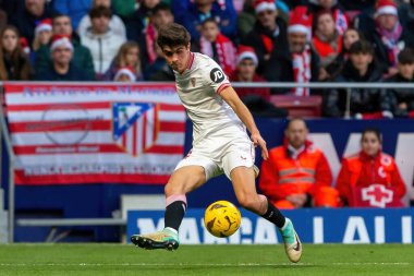 Madrid, İspanya - 23 Aralık 2023: Madrid 'de Atletico de Madrid ile Sevilla FC arasında oynanan lig maçı. Futbolcular. Toplu spor..