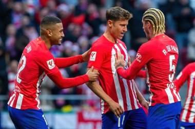 Madrid, İspanya - 23 Aralık 2023: Madrid 'de Atletico de Madrid ile Sevilla FC arasında oynanan lig maçı. Futbolcular. Toplu spor..