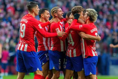 Madrid, İspanya - 23 Aralık 2023: Madrid 'de Atletico de Madrid ile Sevilla FC arasında oynanan lig maçı. Futbolcular. Toplu spor..