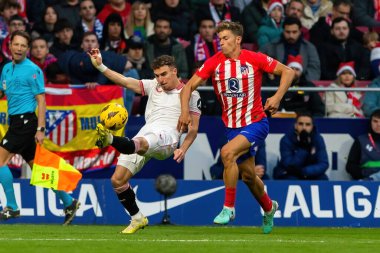 Madrid, İspanya - 23 Aralık 2023: Madrid 'de Atletico de Madrid ile Sevilla FC arasında oynanan lig maçı. Futbolcular. Toplu spor..