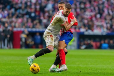 Madrid, İspanya - 23 Aralık 2023: Madrid 'de Atletico de Madrid ile Sevilla FC arasında oynanan lig maçı. Futbolcular. Toplu spor..
