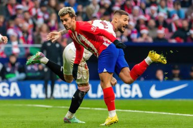 Madrid, İspanya - 23 Aralık 2023: Madrid 'de Atletico de Madrid ile Sevilla FC arasında oynanan lig maçı. Futbolcular. Toplu spor..