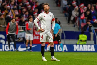 Madrid, İspanya - 23 Aralık 2023: Madrid 'de Atletico de Madrid ile Sevilla FC arasında oynanan lig maçı. Futbolcular. Toplu spor..