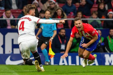 Madrid, İspanya - 23 Aralık 2023: Madrid 'de Atletico de Madrid ile Sevilla FC arasında oynanan lig maçı. Futbolcular. Toplu spor..