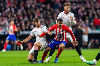 Madrid, İspanya - 23 Aralık 2023: Madrid 'de Atletico de Madrid ile Sevilla FC arasında oynanan lig maçı. Futbolcular. Toplu spor..