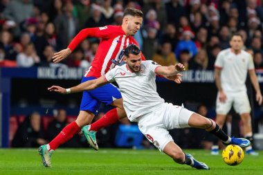 Madrid, İspanya - 23 Aralık 2023: Madrid 'de Atletico de Madrid ile Sevilla FC arasında oynanan lig maçı. Futbolcular. Toplu spor..