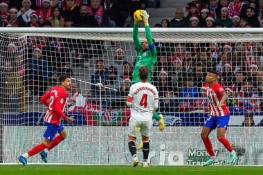 Madrid, İspanya - 23 Aralık 2023: Madrid 'de Atletico de Madrid ile Sevilla FC arasında oynanan lig maçı. Futbolcular. Toplu spor..