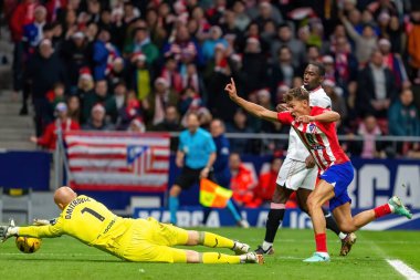 Madrid, İspanya - 23 Aralık 2023: Madrid 'de Atletico de Madrid ile Sevilla FC arasında oynanan lig maçı. Futbolcular. Toplu spor..