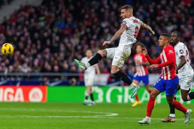 Madrid, İspanya - 23 Aralık 2023: Madrid 'de Atletico de Madrid ile Sevilla FC arasında oynanan lig maçı. Futbolcular. Toplu spor..