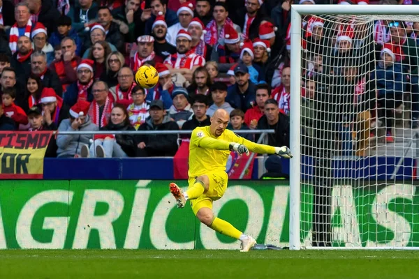 Madrid, İspanya - 23 Aralık 2023: Madrid 'de Atletico de Madrid ile Sevilla FC arasında oynanan lig maçı. Futbolcular. Toplu spor..