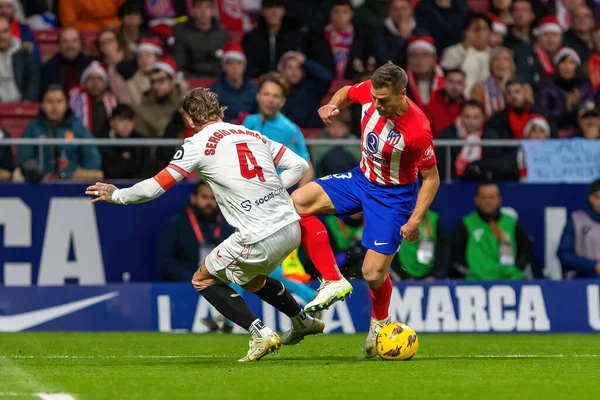 Madrid, İspanya - 23 Aralık 2023: Madrid 'de Atletico de Madrid ile Sevilla FC arasında oynanan lig maçı. Futbolcular. Toplu spor..