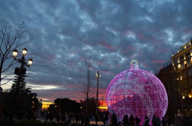 Madrid, İspanya - 30 Aralık 2023 Madrid Plaza de Espaa 'da dev bir Noel balosu. Noel süsü. Noel ışıkları. Noel atmosferi.