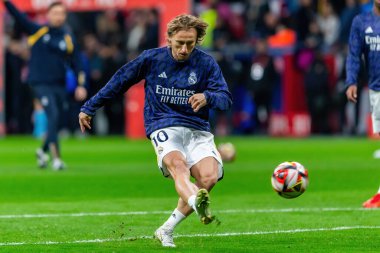Madrid, İspanya - 18 Ocak 2024: Atletico de Madrid ile Real Madrid arasında yapılan Copa del Rey maçı. Maç sırasında Luka Modric. Futbolcular. Madrid Derbisi.