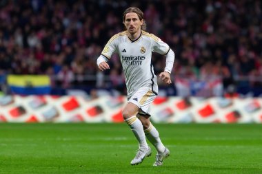 Madrid, İspanya - 18 Ocak 2024: Atletico de Madrid ile Real Madrid arasında yapılan Copa del Rey maçı. Maç sırasında Luka Modric. Futbolcular. Madrid Derbisi.