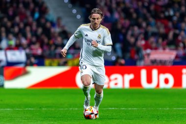 Madrid, İspanya - 18 Ocak 2024: Atletico de Madrid ile Real Madrid arasında yapılan Copa del Rey maçı. Maç sırasında Luka Modric. Futbolcular. Madrid Derbisi.
