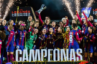 Madrid, İspanya - 20 Ocak 2024: FC Barcelona ve Levante F.C. Barselona, Süper Kupa şampiyonu. Barselona oyuncuları. Futbol şampiyonları.
