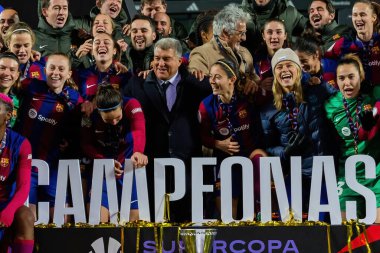 Madrid, İspanya - 20 Ocak 2024: FC Barcelona ve Levante F.C. Barselona, Süper Kupa şampiyonu. Joan Laporta Katalan şampiyonlarıyla.