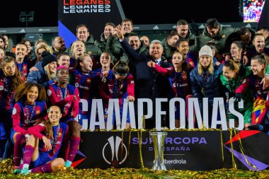 Madrid, İspanya - 20 Ocak 2024: FC Barcelona ve Levante F.C. Barselona, Süper Kupa şampiyonu. Joan Laporta Katalan şampiyonlarıyla.