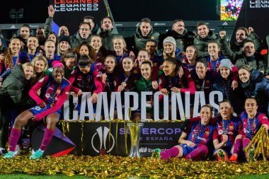Madrid, İspanya - 20 Ocak 2024: FC Barcelona ve Levante F.C. Barselona, Süper Kupa şampiyonu. Barselona oyuncuları. Futbol şampiyonları.