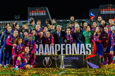 Madrid, İspanya - 20 Ocak 2024: FC Barcelona ve Levante F.C. Barselona, Süper Kupa şampiyonu. Joan Laporta Katalan şampiyonlarıyla.