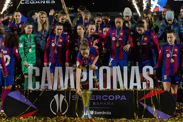 Madrid, İspanya - 20 Ocak 2024: FC Barcelona ve Levante F.C. Barselona, Süper Kupa şampiyonu. Barselona oyuncuları. Futbol şampiyonları.