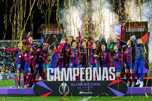 Madrid, İspanya - 20 Ocak 2024: FC Barcelona ve Levante F.C. Barselona, Süper Kupa şampiyonu. Barselona oyuncuları. Futbol şampiyonları.