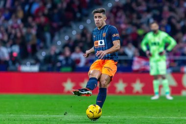 Madrid, İspanya - 28 Ocak 2024: Atletico de Madrid ve Valencia F.C. Valencia oyuncuları. Zafer Atletico de Madrid 'in. Gabriel Paulista topu aldı..