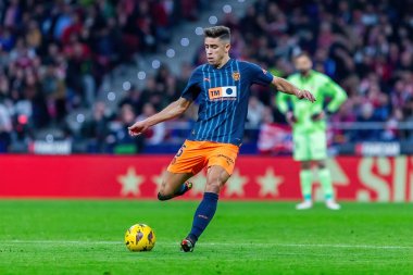 Madrid, İspanya - 28 Ocak 2024: Atletico de Madrid ve Valencia F.C. Valencia oyuncuları. Zafer Atletico de Madrid 'in. Gabriel Paulista topu aldı..