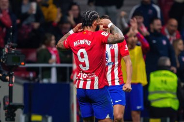 Madrid, İspanya - 28 Ocak 2024: Atletico de Madrid ve Valencia F.C. Zafer Atletico de Madrid 'in. Memphis Depay topu aldı..