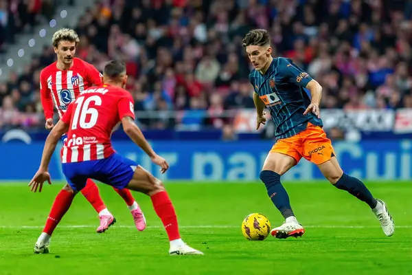 Madrid, İspanya - 28 Ocak 2024: Atletico de Madrid ve Valencia F.C. Valencia oyuncuları. Atletico de Madrid için zafer.