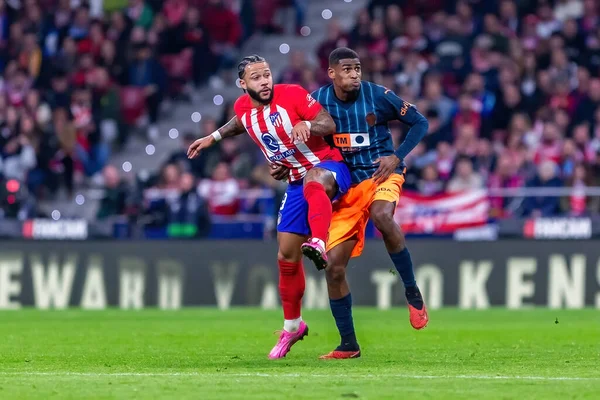 Madrid, İspanya - 28 Ocak 2024: Atletico de Madrid ve Valencia F.C. Zafer Atletico de Madrid 'in. Memphis Depay topu aldı..
