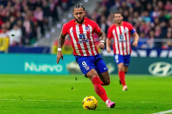 stock image Madrid, Spain- January 28, 2024: League match between Atletico de Madrid and Valencia F.C. Victory for Atletico de Madrid. Memphis Depay with the ball.